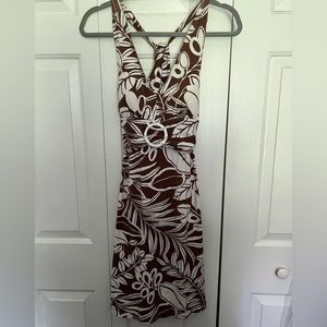 Hawaiian brown dress with a white round buckle and a cross strap